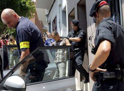 Agentes de los Mossos d&#39;Esquadra trasladan a uno de los detenidos ayer en Mataró.