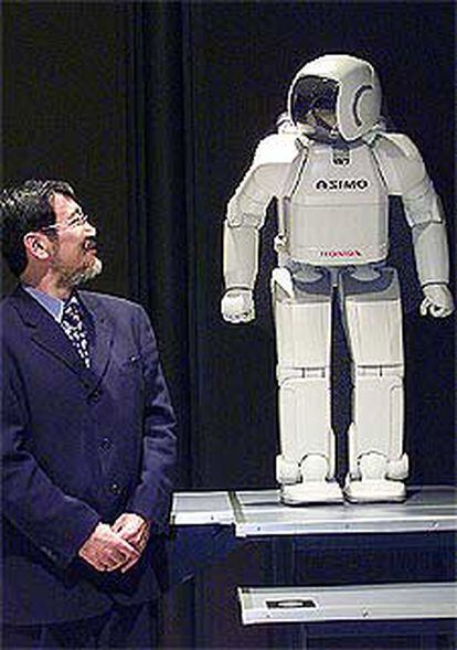 Kenichi Ogawa, con el robot <i>Asimo</i>, en Barcelona.