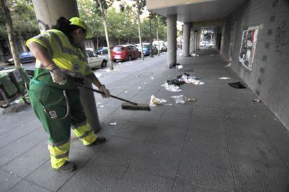 Una trabajadora de la limpieza municipal en la Ribera de Curtidores en 2009.