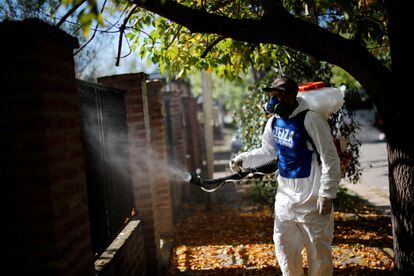 Un trabajador fumiga contra el mosquito tigre en las calles de la localidad bonaerense de Ezeiza.