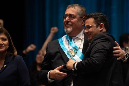 Bernardo Arévalo y Samuel Pérez se abrazan en el acto de investidura en la madrugada del lunes 15. 