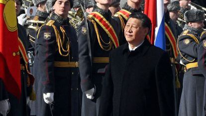 El presidente chino, Xi Jinping, es recibido por una guardia ceremonial rusa al aterrizar en el aeropuerto moscovita de Vnúkovo este lunes.