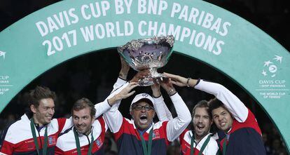 El capit&aacute;n de Francia, Yannick Noah (c), eleva el t&iacute;tulo de campe&oacute;n de la Copa Davis el pasado mes de noviembre.