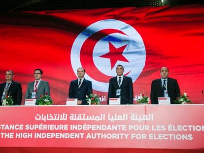 Miembros de la junta electoral anuncian el resultado del referéndum constitucional, el martes en Túnez.