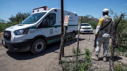 Una ambulancia llega a la mina en que ocurrió un derrumbe en el municipio de Múzquiz, en Coahuila (México).