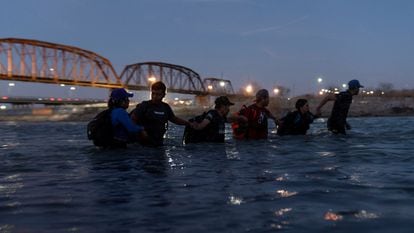 Un grupo de migrantes cruzaba el río Bravo para entrar en Estados Unidos por Eagle Pass (Texas), el 24 de febrero.