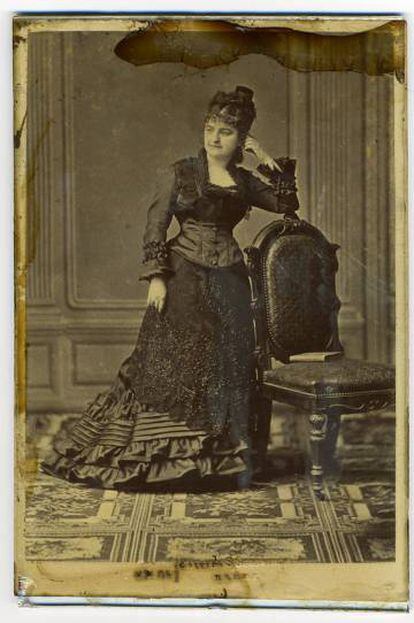 Emilia Pardo Bazán, fotografiada en Madrid por el estudio E. Otero.