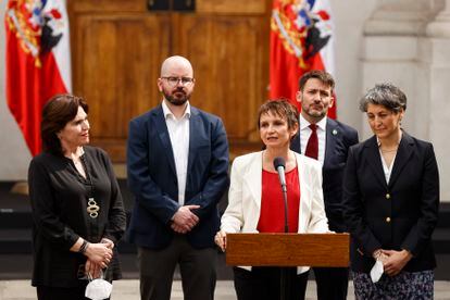 The new ministers of the Government of Chile, of the General Secretariat of the Presidency, Ana Lya Uriarte, of Social Development and Family, Giorgio Jackson, of the Interior, Carolina Tohá, of Energy, Diego Pardow, and of Health, Ximena Aguilera, in La Coin, Santiago.