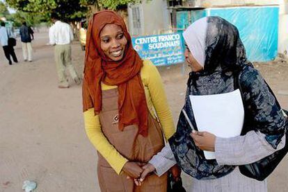 Estudiantes sudanesas delante de un centro cultural francés en Nyala, en la región de Darfur.