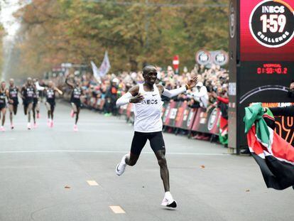 Eliud Kipchoge acude a abrazar a su familia tras cruzar la meta en Viena.