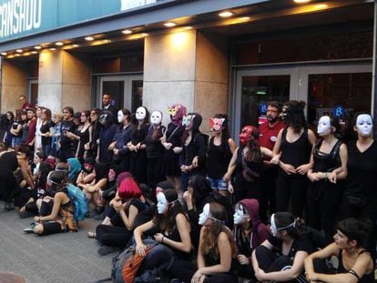 Las activistas, ante las puertas del Teatre Borràs, antes de la función.