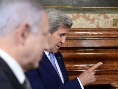 Netanyahu (izquierda) se ve con el secretario de Estado estadounidense, John Kerry, en Roma.