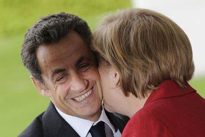 El presidente francés, Nicolas Sarkozy, y la canciller alemana, Angela Merkel, ayer en Berlín.