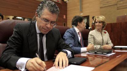 Francisco Granados (en primer plano) junto a Esperanza Aguirre e ignacio González en la Asamblea de Madrid.