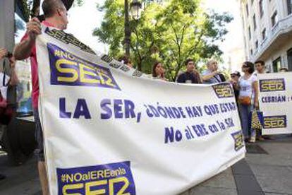 Trabajadores de la Cadena Ser se concentraron ante el Círculo de Bellas Artes de Madrid, donde hoy se celebraba la junta de accionistas del grupo Prisa, en protesta por el plan de despidos y recorte de salarios planteado por la empresa.