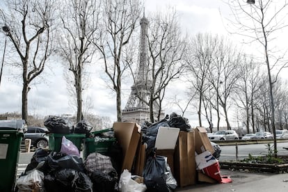 Más de 7.000 toneladas de basura acumulan hoy en las afectadas de la capital, y aunque el paro sólo afecta a la mitad de sus veinte distritos, se ha convertido en un auténtico problema en las zonas afectadas que manifiesta, por ejemplo, en la proliferación de ratas