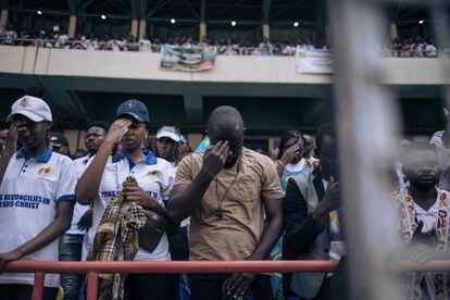 Los asistentes rezan al acabar el evento celebrado con el papa Francisco en el Estadio de los Mártires en Kinsasa, este jueves.