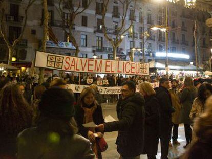 Trabajadores del Liceo de Barcelona protestando a las puertas del Liceo para evitar el ERE.