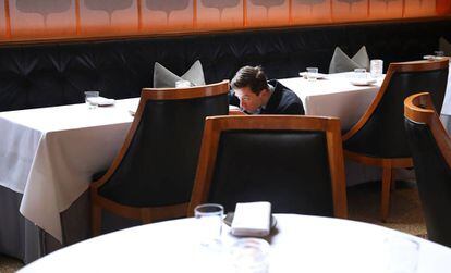 Un hostelero revisa el comedor de Eleven Madison Park, en Nueva York en 2017.