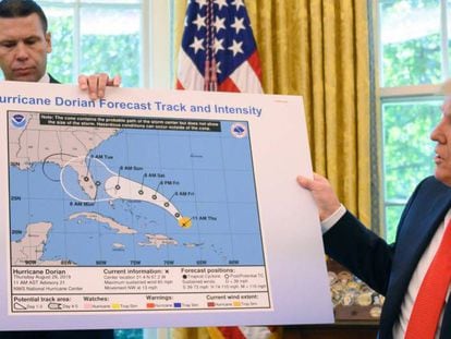 Trump muestra un mapa con la trayectoria del Dorian alterada.