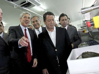 El presidente de Pescanova (izquierda), junto al exprimer ministro de Portugal y otras autoridades en la inauguraci&oacute;n de la planta de Mira en 2009