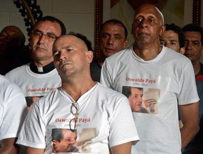 Guillermo Fari&ntilde;as (derecha) y otros disidentes, en el funeral de Pay&aacute;. 