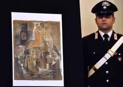 Un polic&iacute;a italiano custodia el cuadro de Picasso hallado hoy.