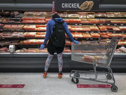 Una mujer compra en la sección de pollos y carnes en un supermercado de Washington.