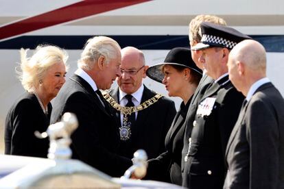 El rey Carlos III (segundo por la izquieda) saluda a la ministra Principal de Escocia, Nicola Sturgeon, a su llegada al aeropuerto de Edimburgo.