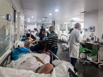 Pacientes y sanitarios en una sala de agudos de las urgencias del hospital de La Paz, en Madrid.