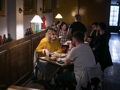 Clientes en un bar de Barcelona, la última noche antes del cierre el 15 de octubre.