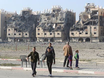 Palestinians walk following Israeli strikes on residential buildings at the Qatari-funded Hamad City, amid the ongoing conflict between Israel and the Palestinian Islamist group Hamas, in Khan Younis in the southern Gaza Strip December 2, 2023. REUTERS/Ahmed Zakot