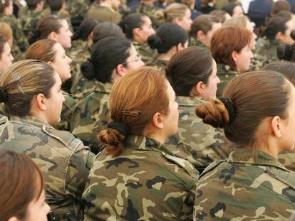 Mujeres militares durante un acto en la base de El Goloso (Madrid).