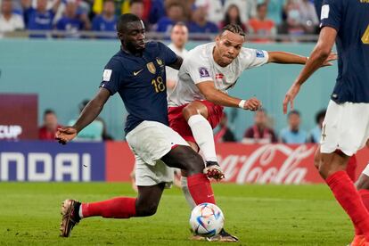 Martin Braithwaite, chutando a portería durante el partido contra Francia.