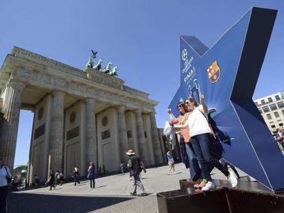 Dos aficionadas del Bar&ccedil;a posan ante la Puerta de Brandenburgo, en Berl&iacute;n. 