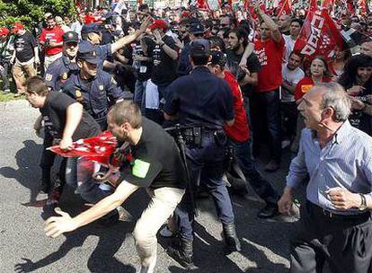 Trabajadores de Iveco-Peaso, Arcelor Mittal y BP Solar Iveco, en el momento de saltarse el cordón policial a las puertas de la Asamblea de Madrid.