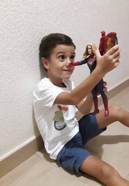 Pablo jugando con la Capitana Marvel que le regalaron por su cumpleaños.