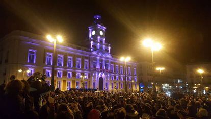 Cacerolada de arranque de la huelga del 8M en la Puerta del Sol de Madrid.