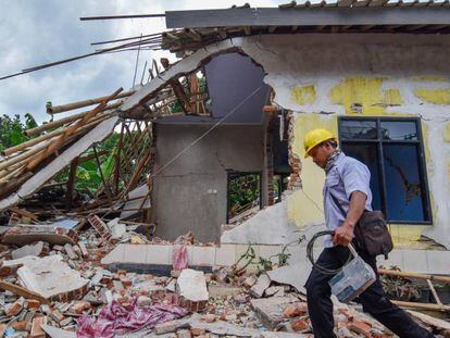 Un hombre camina entre los escombros de una casa tras un terremoto de 5,5 grados de magnitud registrado en marzo en la isla de Lombok, Indonesia.
