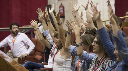 Miembros de colectivos LGTBI aplauden en el debate parlamentario, en Sevilla.