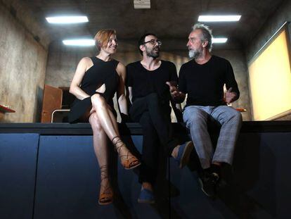 Desde la izquierda, Elisabet Gelabert, Israel Elejalde y Gonzalo Castro, en el nuevo Pavón Teatro Kamikaze.