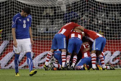 Los jugadores paraguayos celebran el gol de Alcaraz ante la desolación del italiano Iaquinta.