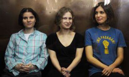 Las tres cantantes de Pussy Riot.