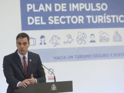 El presidente del Gobierno, Pedro Sánchez, da un discurso durante la presentación del Plan de Impulso al Sector Turístico, este jueves, en el Complejo de la Moncloa, en Madrid.