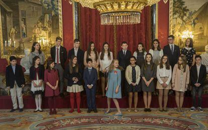 La princesa Leonor se coloca para posar en la foto de familia con niños de su generación.