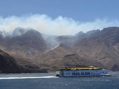 El ferri de Fred Olsen sale del puerto de Las Nieves bajo la humareda de un foco del incendio. En vídeo, imágenes de los vecinos pudiendo regresar a sus hogares.