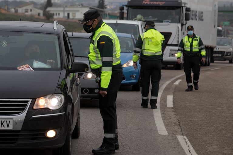 Una patrulla de la guardia civil realizará controles en la frontera entre Madrid y Castilla-La Mancha en diciembre de 2020.