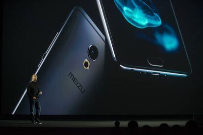 El vicepresidente de Meizu, Bai Yongxiang, presenta el PRO6 Plus.