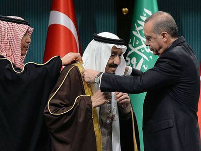 El presidente de Turquía, Recep Tayyip Erdogan, entrega el martes la medalla más alta del Estado turco al rey Salman de Arabia Saudí.