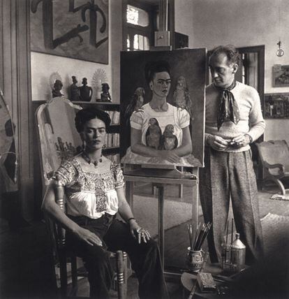 Kahlo con Nickolas Muray en su estudio de Coyoacán en una foto de 1941. La artista tuvo una relación con el fotógrafo neoyorquino de origen húngaro entre 1937 y 1946.